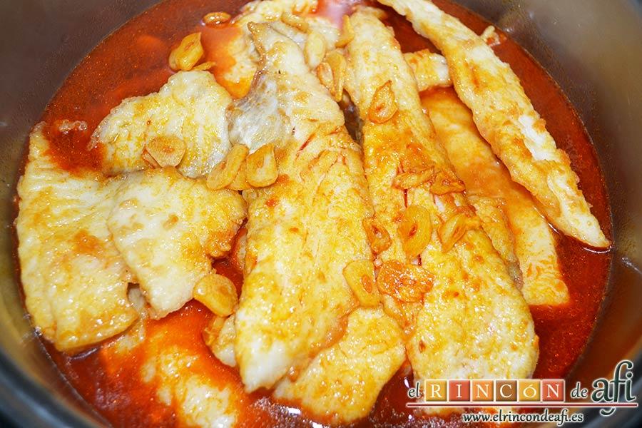 Bacalao a la tranca con pimientos asados, remover bien y añadir el caldo