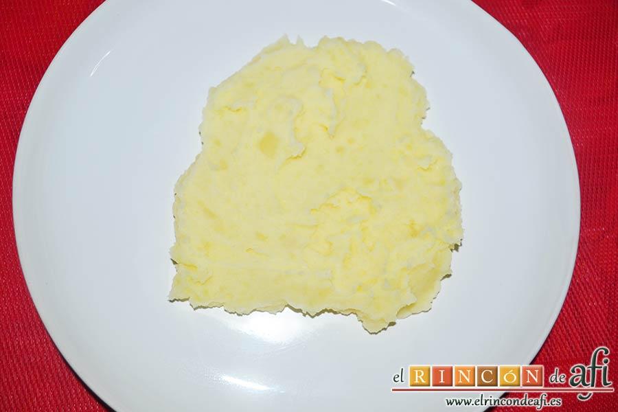 Bacalao a la tranca con pimientos asados, hacer una cama de puré de papas