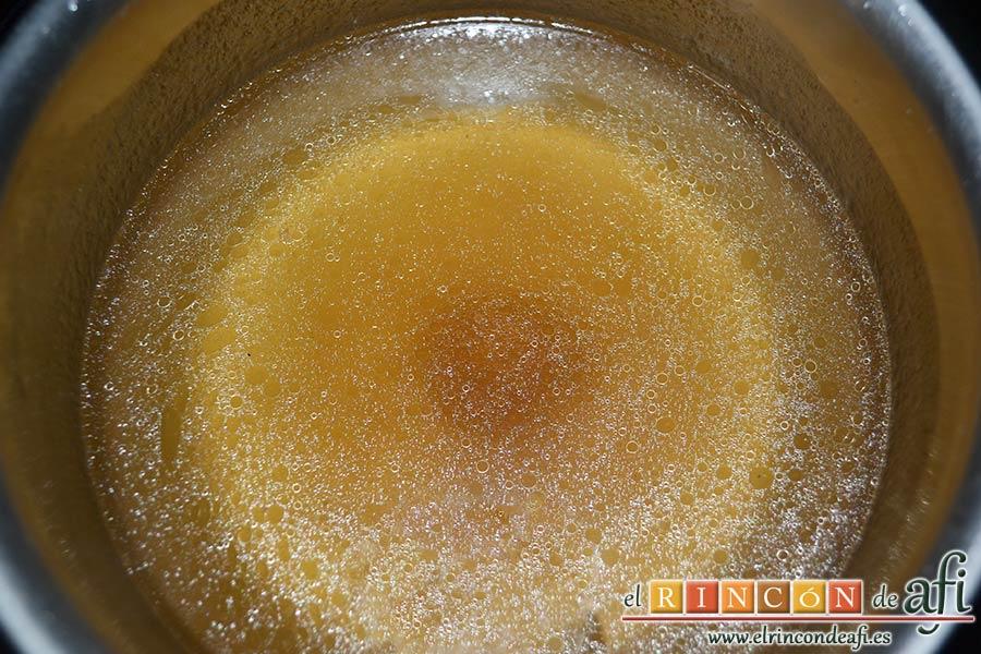 Bacalao a la tranca con pimientos asados, dejar que hierva y reservar