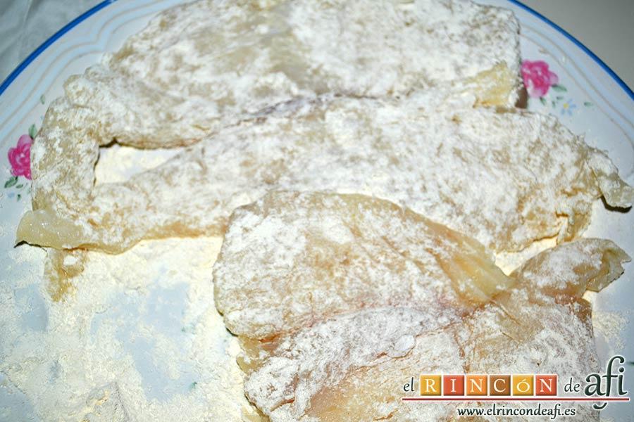 Bacalao a la tranca con pimientos asados, pasarlos por harina