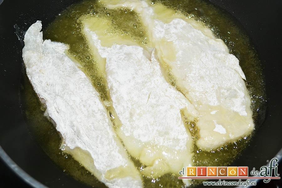 Bacalao a la tranca con pimientos asados, freírlos en aceite de oliva
