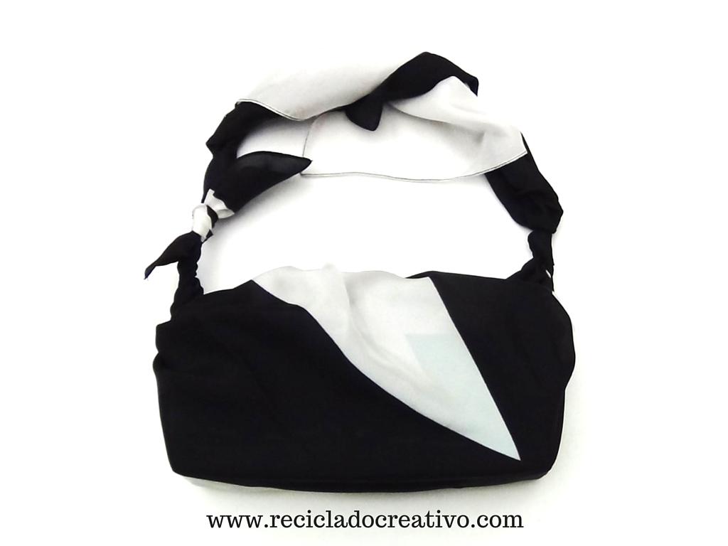 Bolso con dos foulards y un brick de cartón de leche. Bolsito fardo sofisticado
