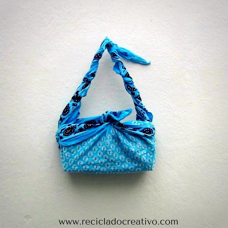 Bolso con dos foulards y un brick de cartón de leche. Bolsito fardo sofisticado