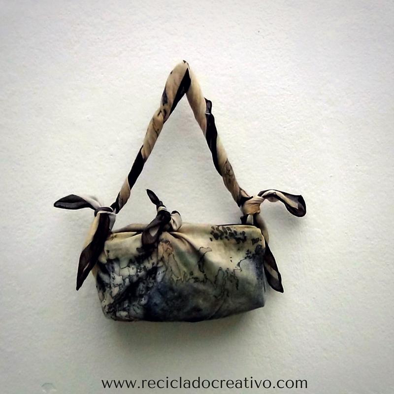 Bolso con dos foulards y un brick de cartón de leche. Bolsito fardo sofisticado