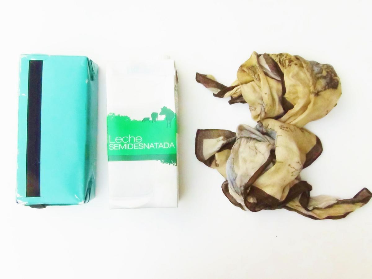 Bolso con dos foulards y un brick de cartón de leche. Bolsito fardo sofisticado