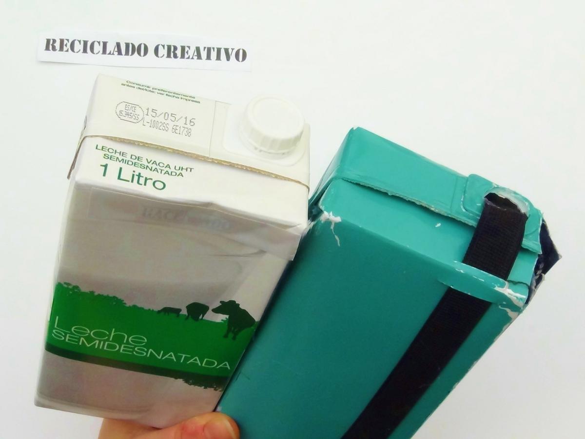 Bolsos con dos pañuelos y una caja de cartón de leche