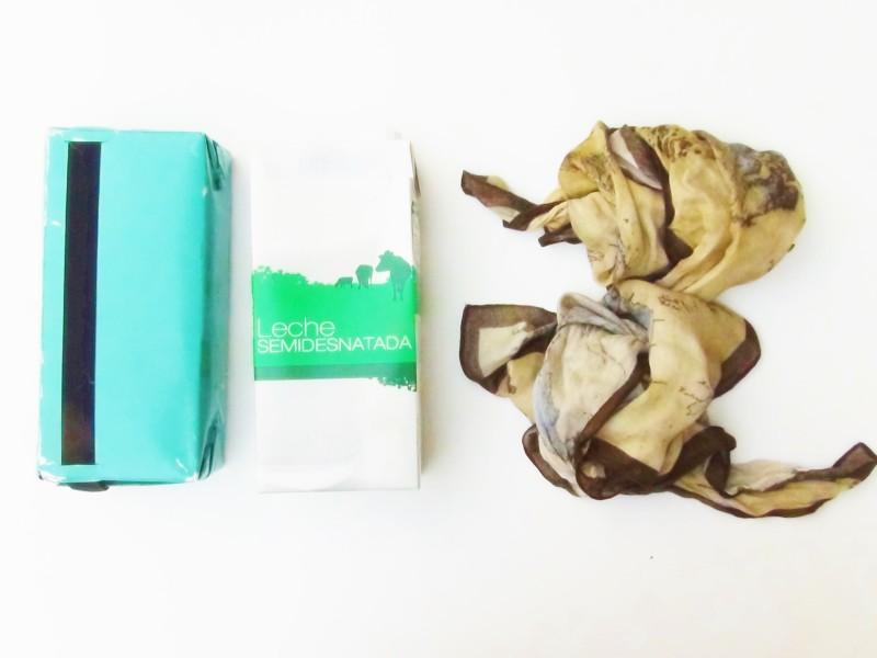 Bolso con dos foulards y un brick de cartón de leche. Bolsito fardo sofisticado