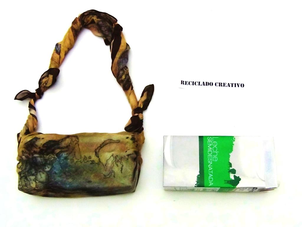 Bolso con dos foulards y un brick de cartón de leche. Bolsito fardo sofisticado