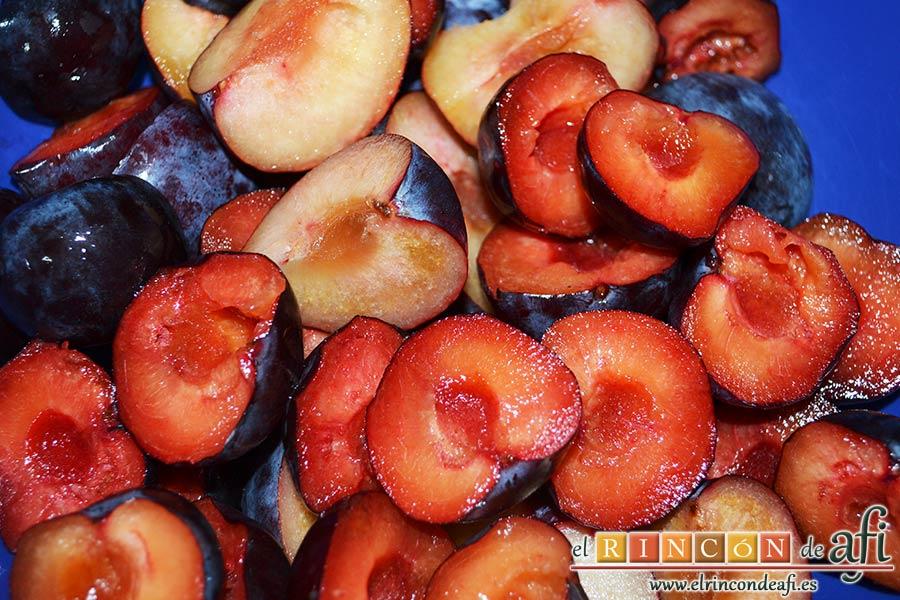 Tarta inglesa de ciruelas, lavar las ciruelas, cortar por la mitad y quitar la semilla