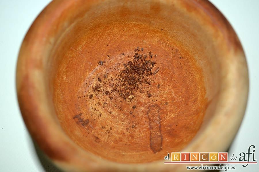 Tarta inglesa de ciruelas, machacar dos clavos de olor