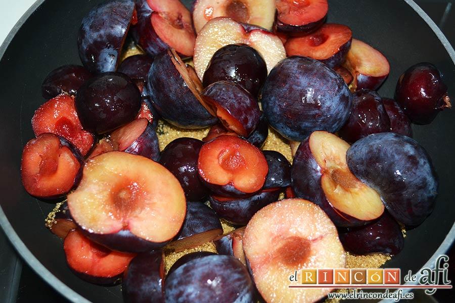 Tarta inglesa de ciruelas, añadir las ciruelas