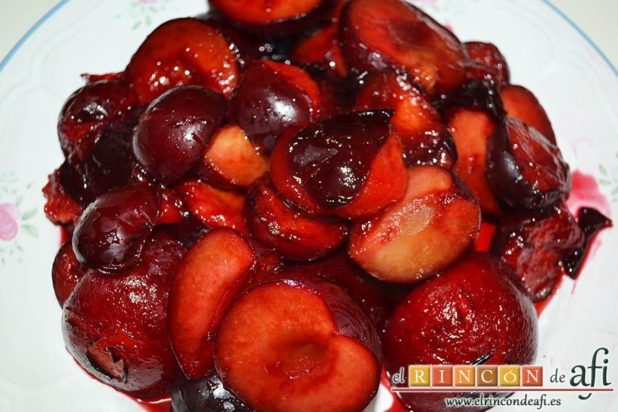 Tarta inglesa de ciruelas, reservar las ciruelas para que atemperen