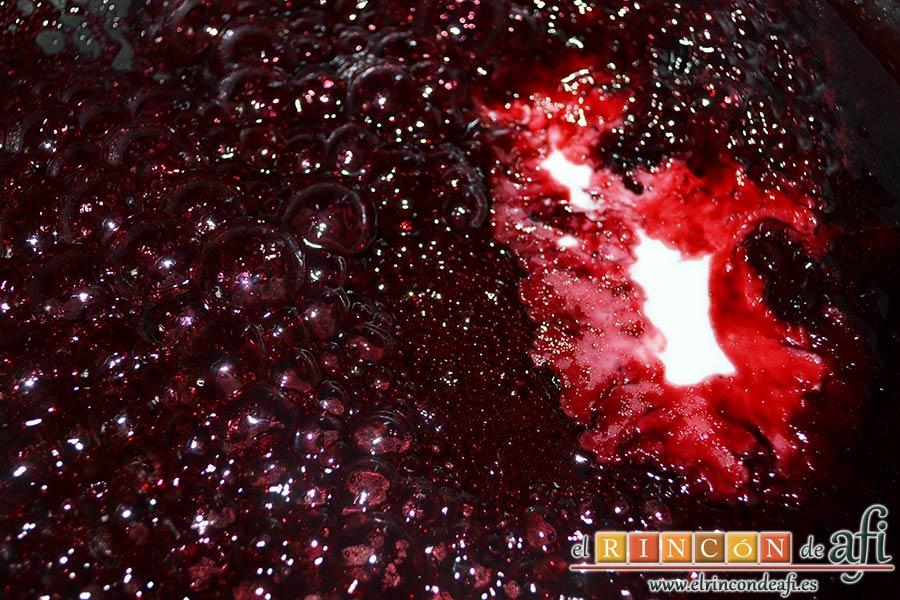 Tarta inglesa de ciruelas, reducir el jugo de las ciruelas con Maizena diluida en agua