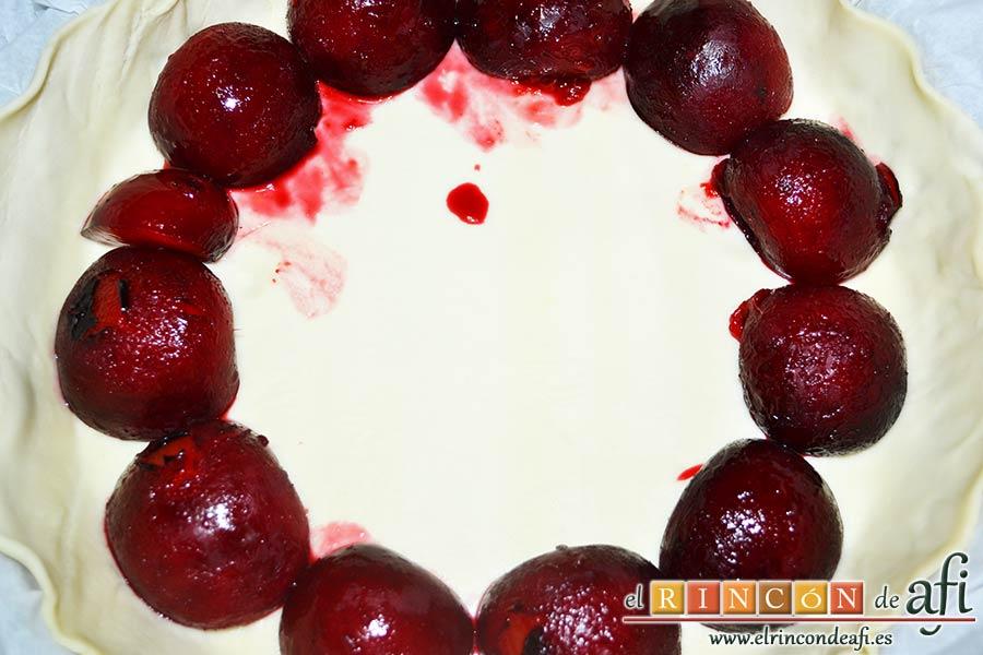 Tarta inglesa de ciruelas, cuando las ciruelas estén casi frías, las vamos colocando sobre la masa