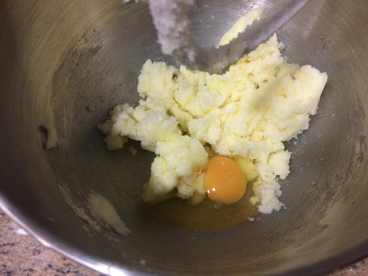 Añade el huevo y sigue batiendo