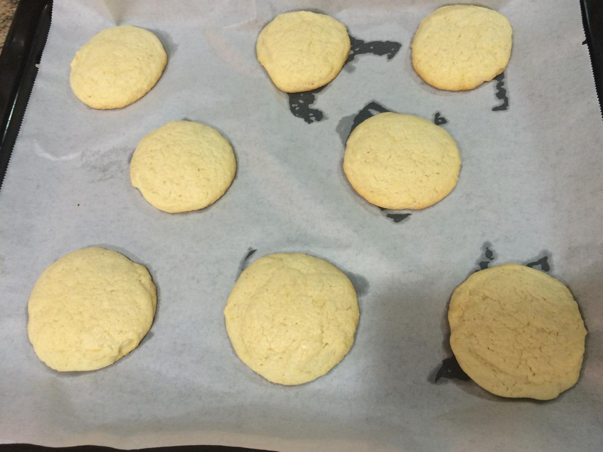 Poniendo las galletas en el horno