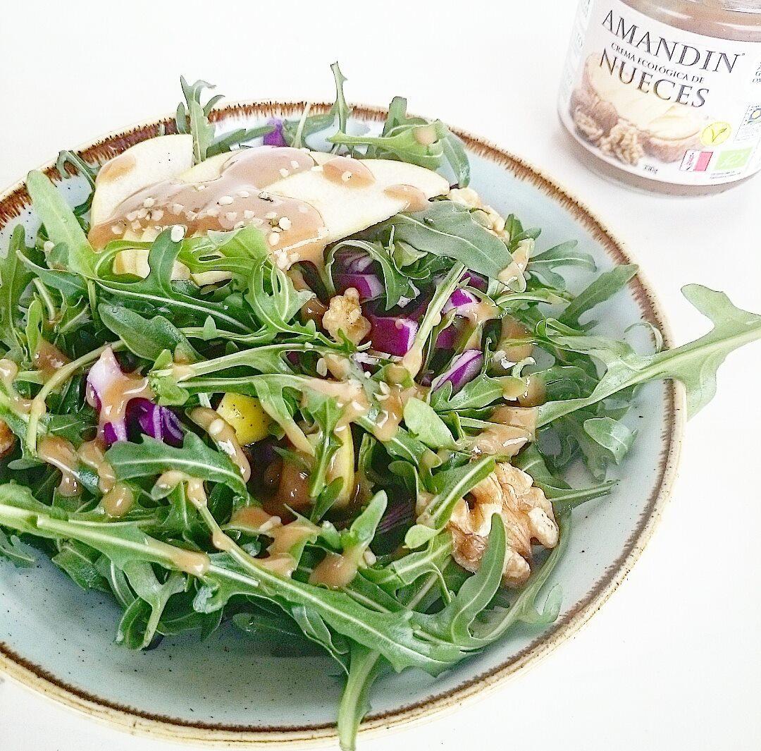Ensalada de rúcula con manzana, col lombarda y nueces con una salsa hecha con la vcrema de nueces Eco de Amandín.