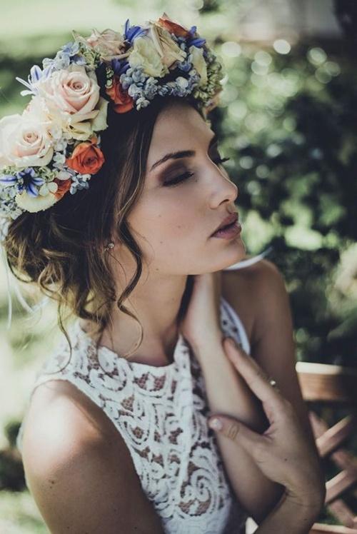 novia con corona de flores