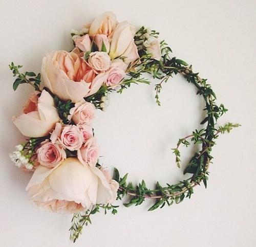 Corona de flores rosas