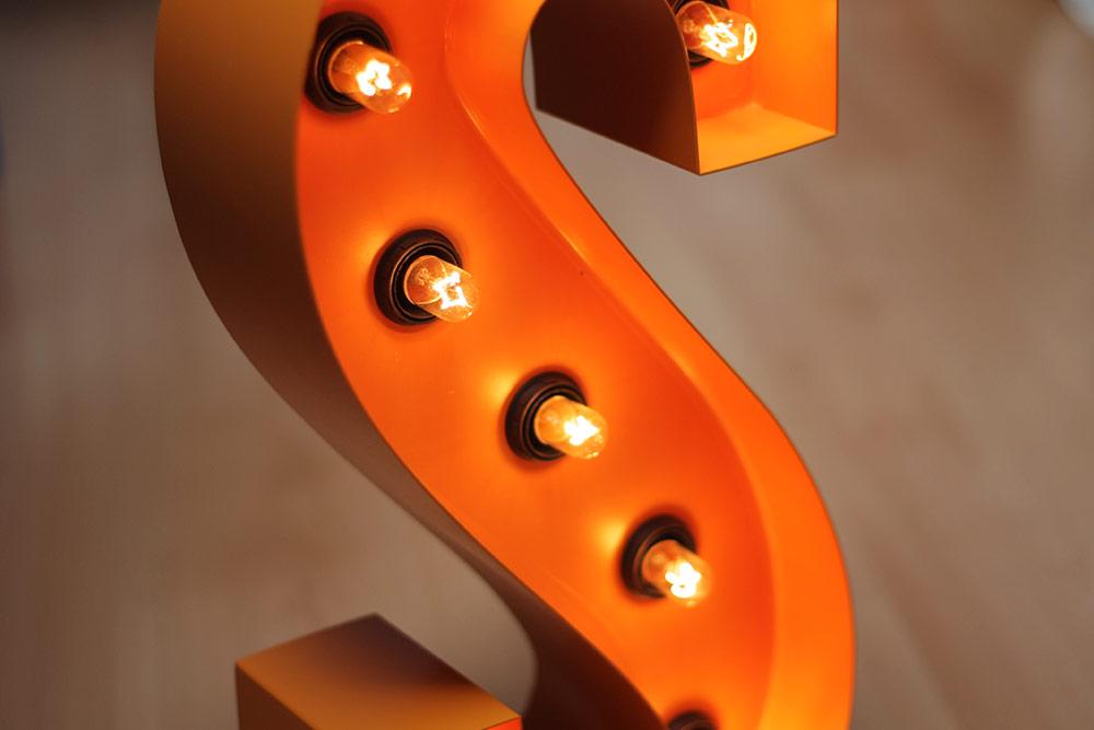 descripcion_letra_metal_bombillas_serifa3