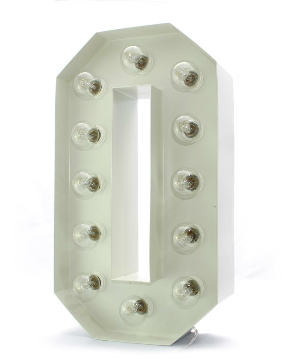 Letra metálica de palo seco con bombillas