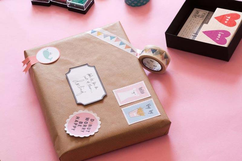 Envolver regalos con la técnica del snail mail.