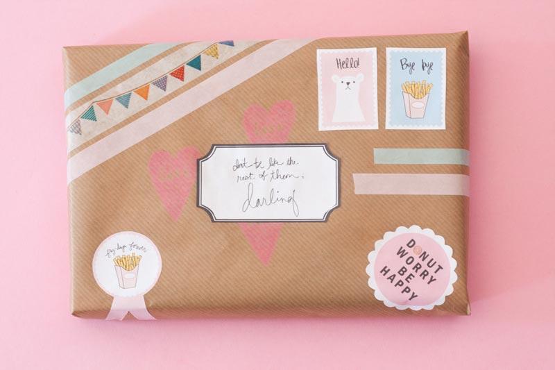 Envolver regalos con la técnica del snail mail.