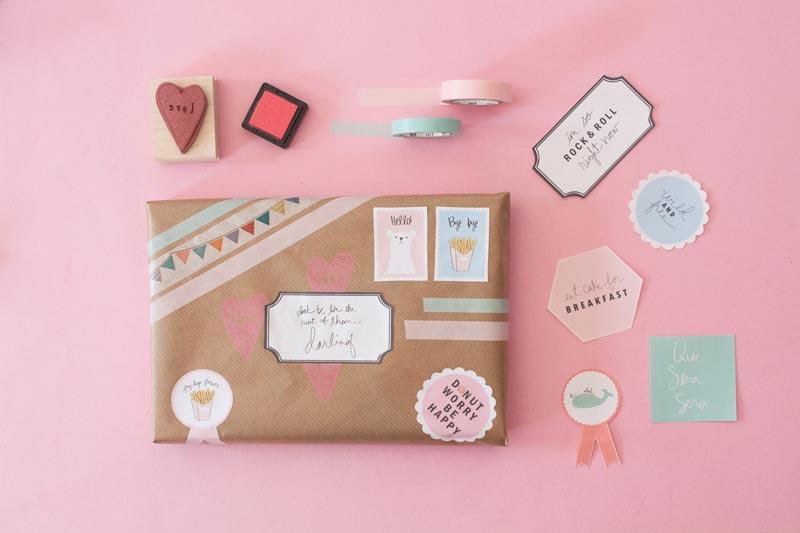 Envolver regalos con la técnica del snail mail.