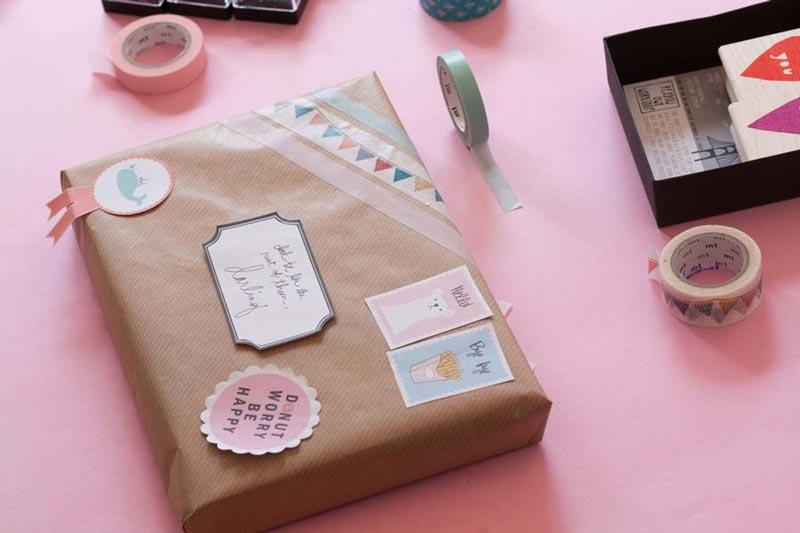 Envolver regalos con la técnica del snail mail.