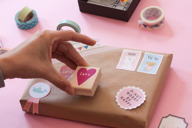 Envolver regalos con la técnica del snail mail.