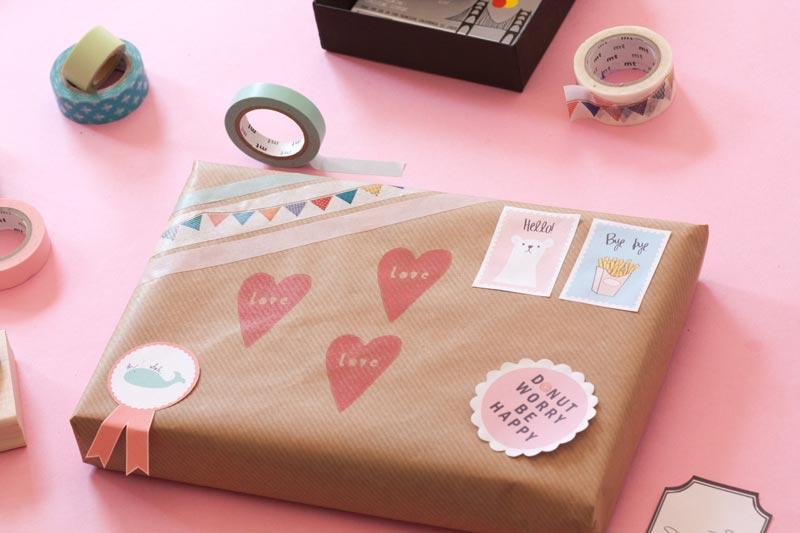 Envolver regalos con la técnica del snail mail.