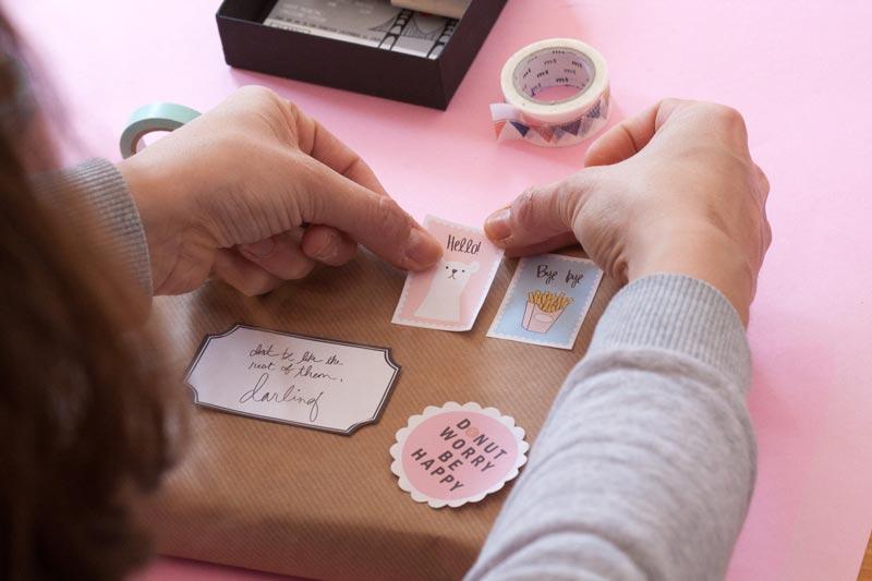 Envolver regalos con la técnica del snail mail.