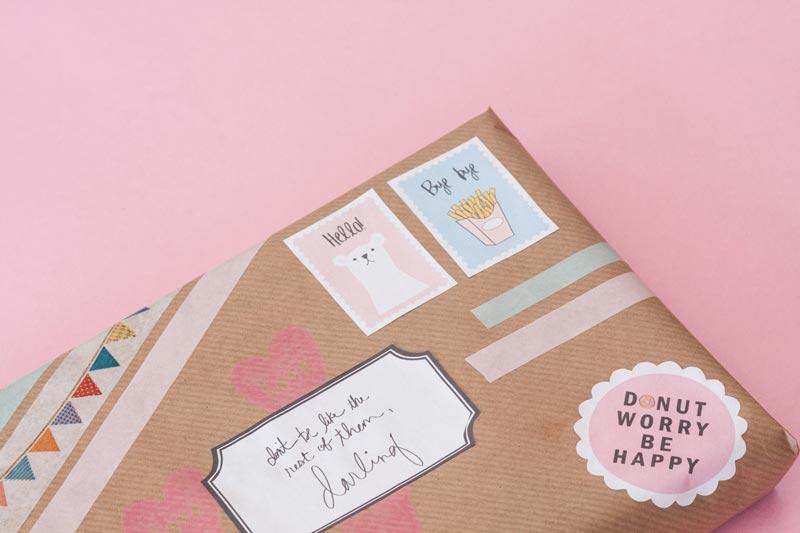 Envolver regalos con la técnica del snail mail.