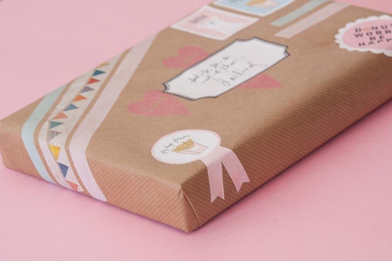 Envolver regalos con la técnica del snail mail.
