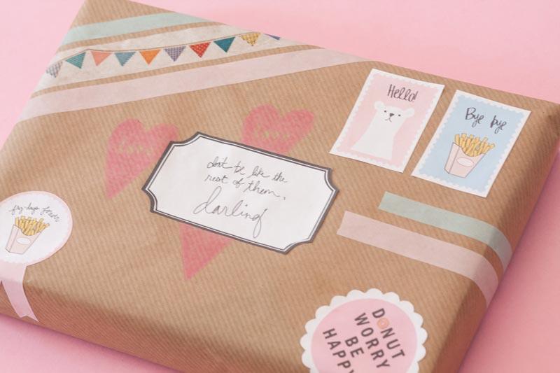 Envolver regalos con la técnica del snail mail.