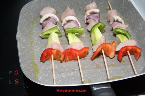 brochetas-de-verduras-y-pollo-a-la-plancha