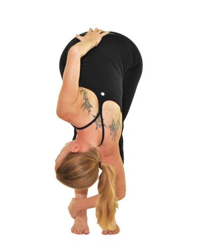 ¿Cómo hacer la Parivrtta Uttanasana paso a paso?