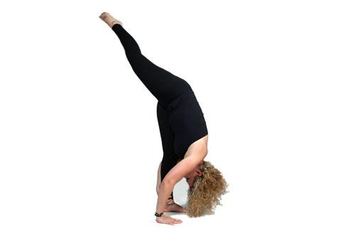 Como hacer la Eka Para Uttanasana paso a paso