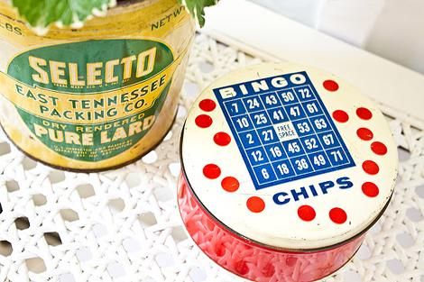 Transformar-un-espacio-pequeño-en-un-agradable-dormitorio.-Latas-antiguas-sobre-mesita-rejilla