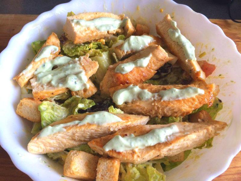 Ensalada especial con salsa césar decoración final