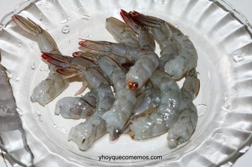 pelar-los-langostinos-dejando-la-cola