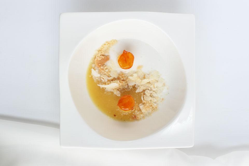 Sopita de piña y coco con galleta sucrée