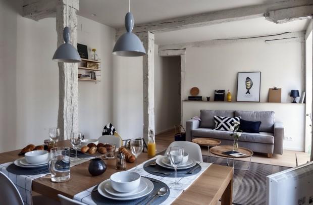 salon con pilares de madera