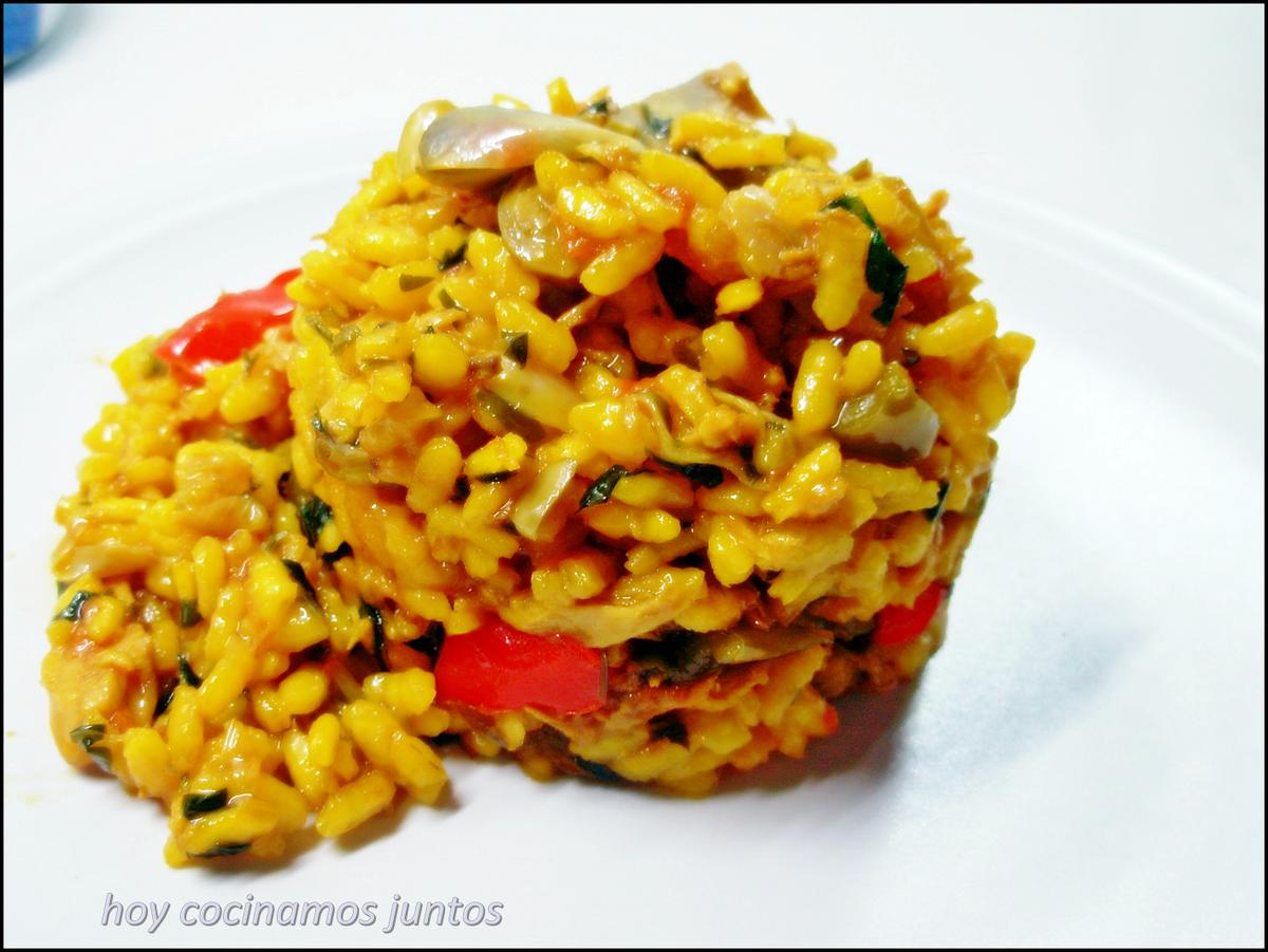 Arroz con atún y alcachofas