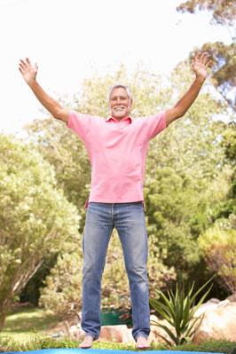 hombre saltando en trampolin