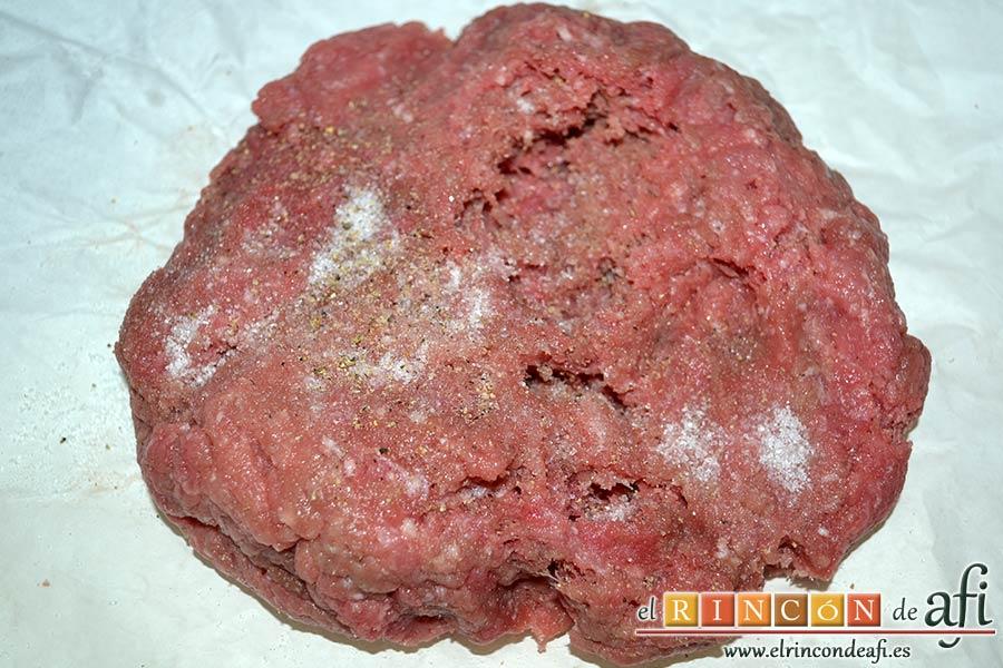 Espaguetis con carne y curry, salpimentar