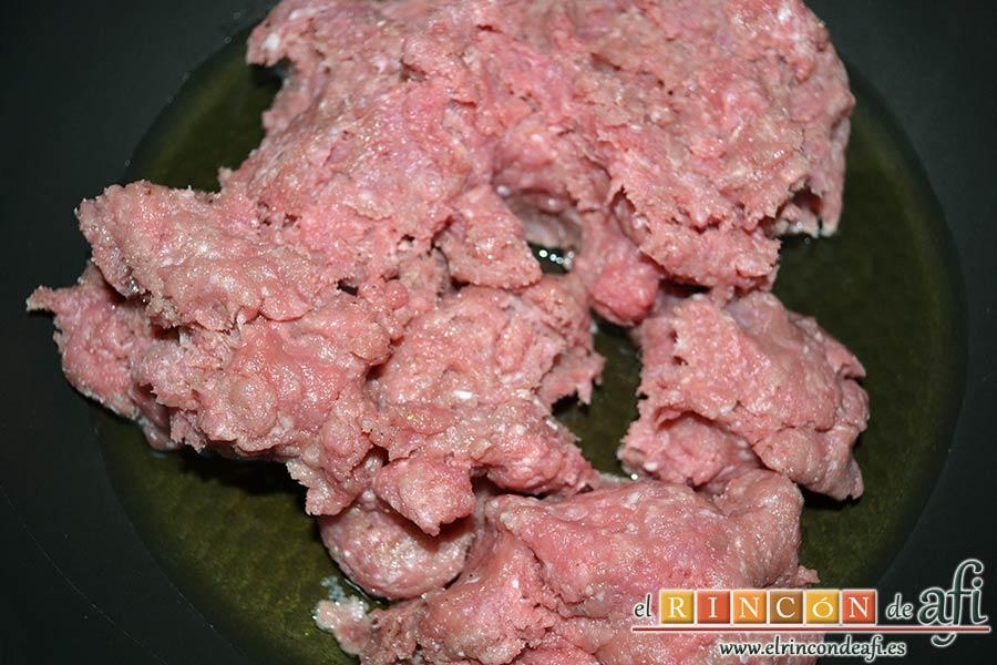 Espaguetis con carne y curry, poner en una sartén con aceite de oliva