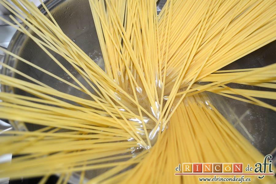 Espaguetis con carne y curry, preparar la pasta