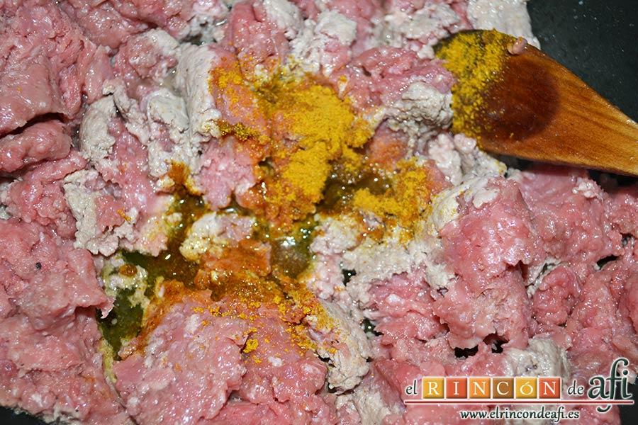 Espaguetis con carne y curry, añadir el curry a la carne