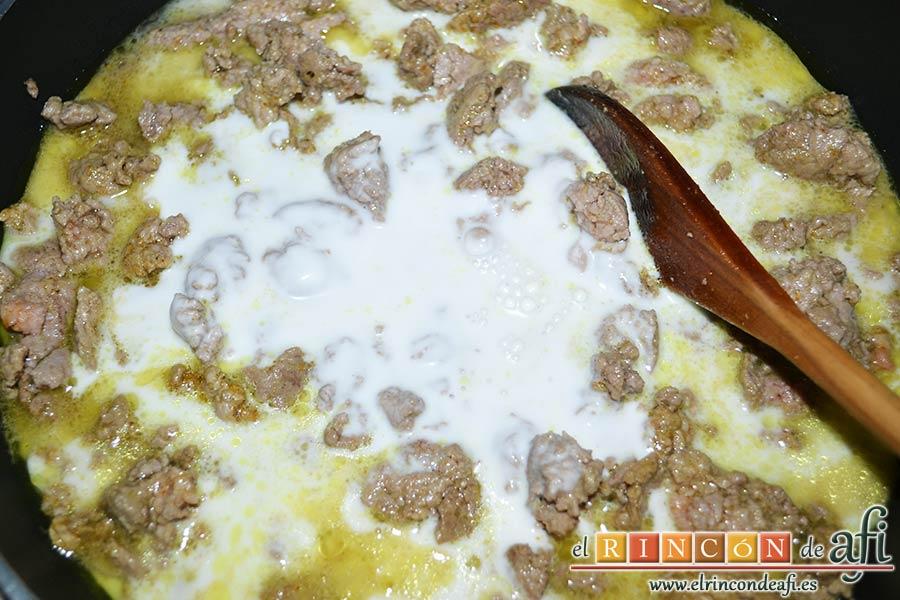 Espaguetis con carne y curry, añadir la leche de coco